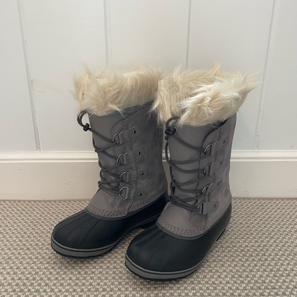 Sorel Youth Joan of Arctic boot - size 6